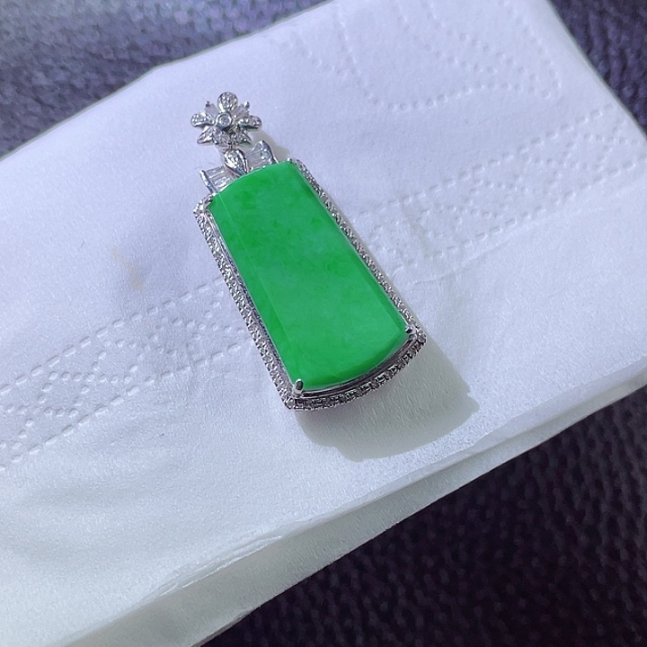 翡翠颈饰18K金镶嵌翡翠