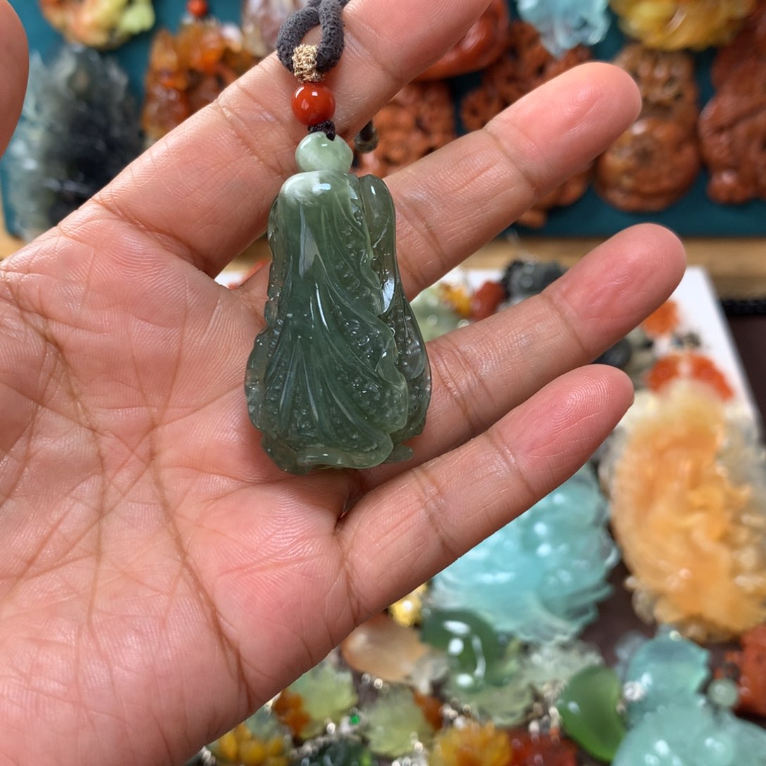 蛇纹石玉挂坠未镶嵌