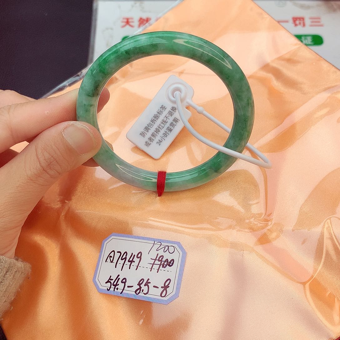 翡翠手镯未镶嵌翡翠
