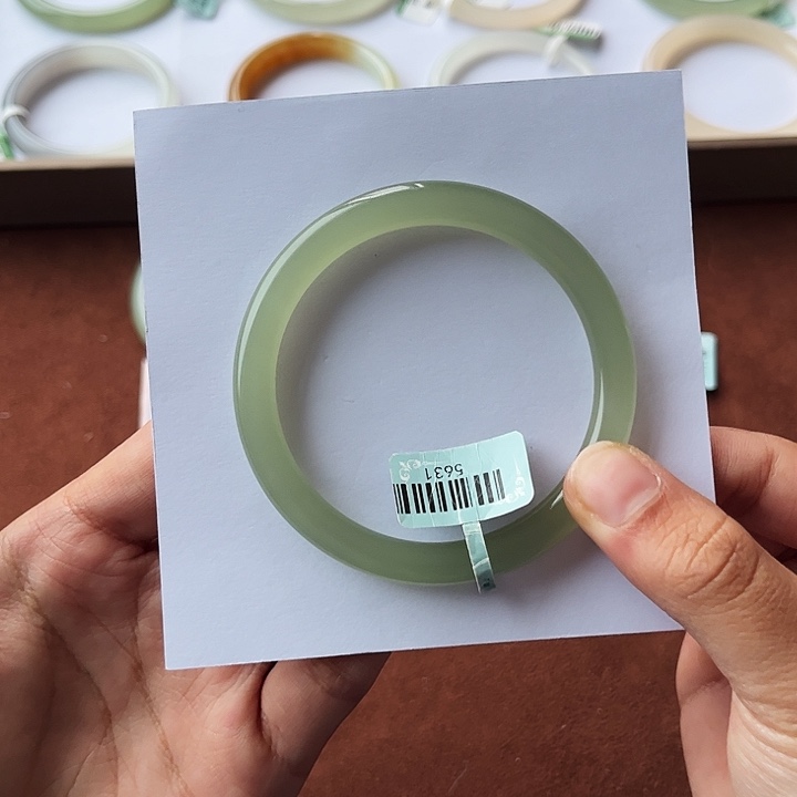 和田玉未镶嵌手镯芽****妹