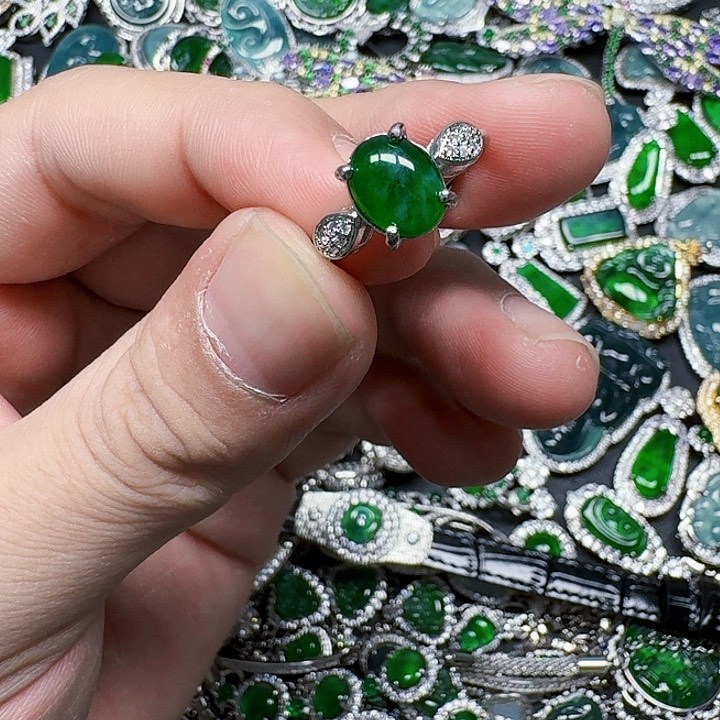 翡翠颈饰未镶嵌天然A货翡翠放漏