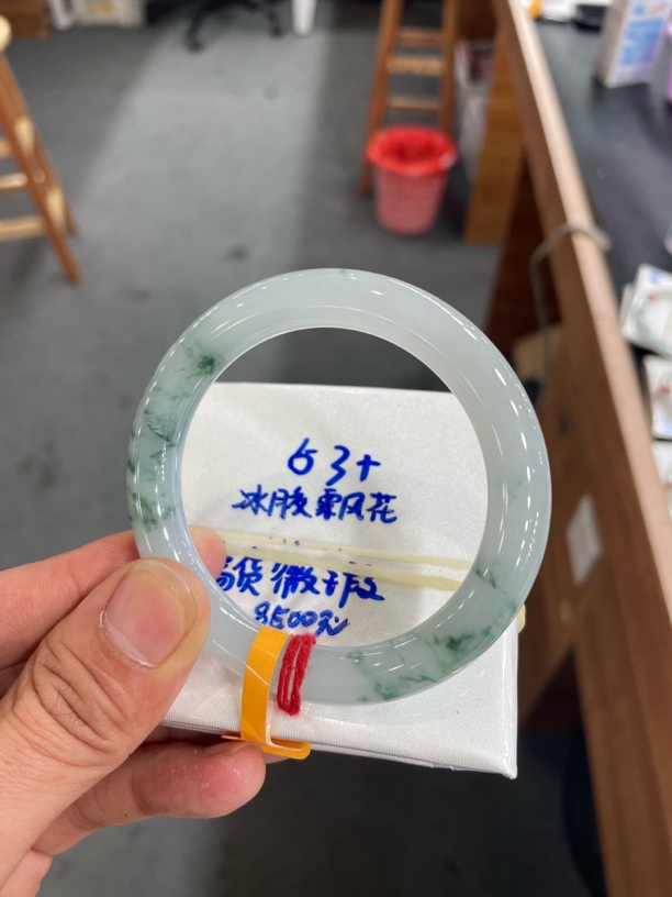 翡翠手镯未镶嵌翡翠