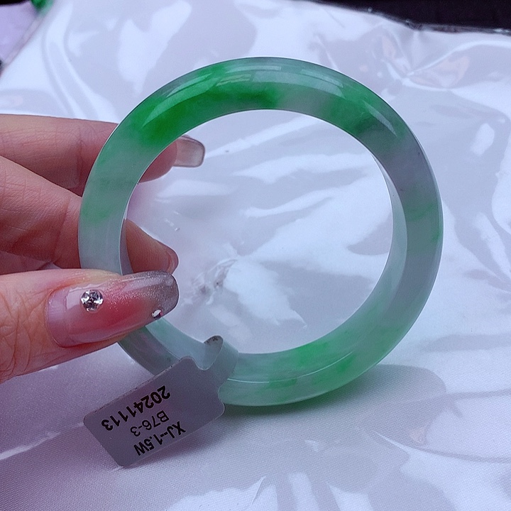 翡翠手镯未镶嵌翡翠