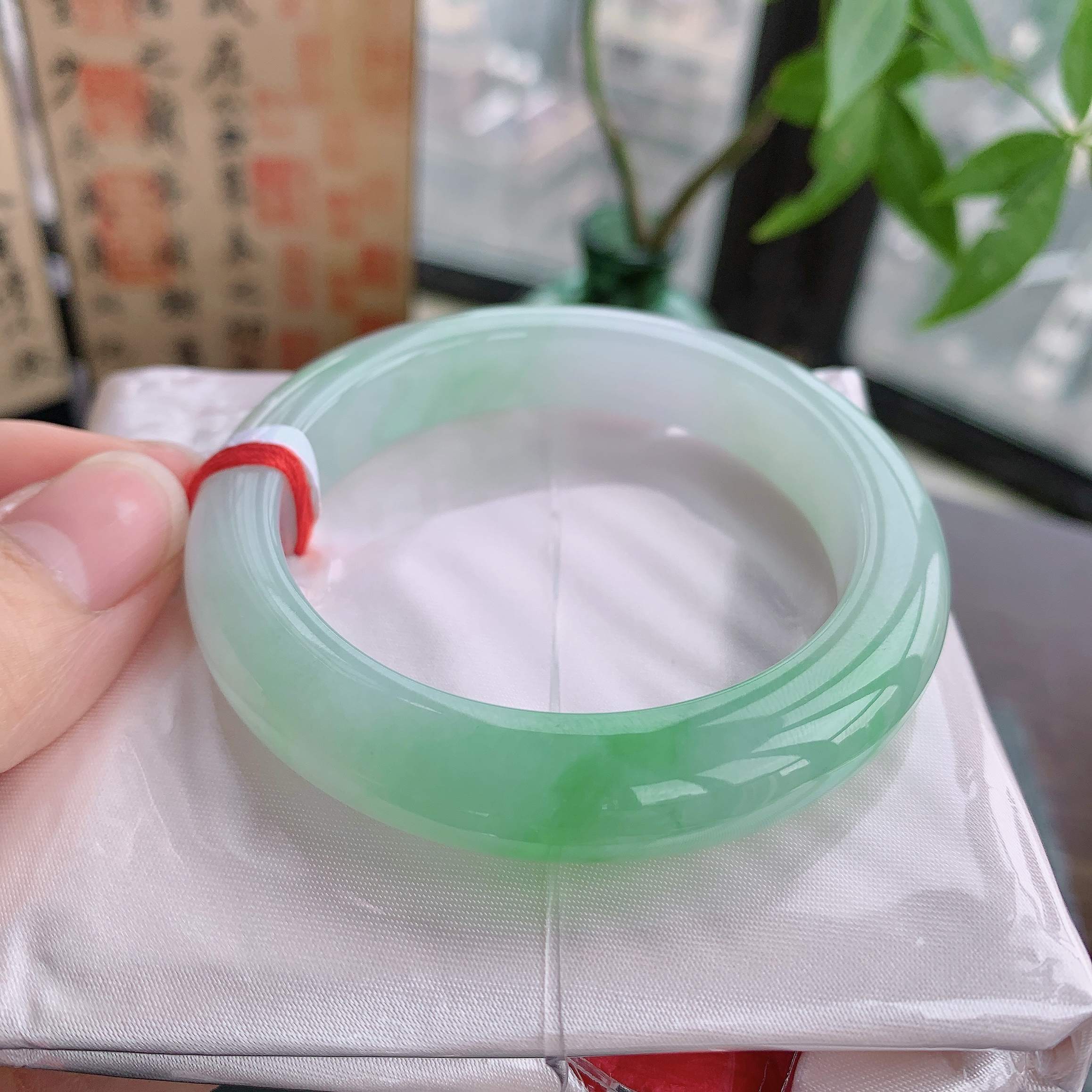 缅甸天然A货翡翠54-55圈口冰种飘阳绿花细腻起胶正圈手镯女款012