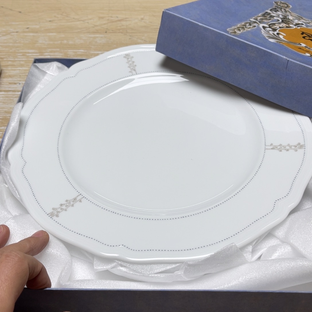 瓷片密密麻麻地排列着一个