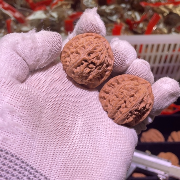 文玩核桃把件三角白 132