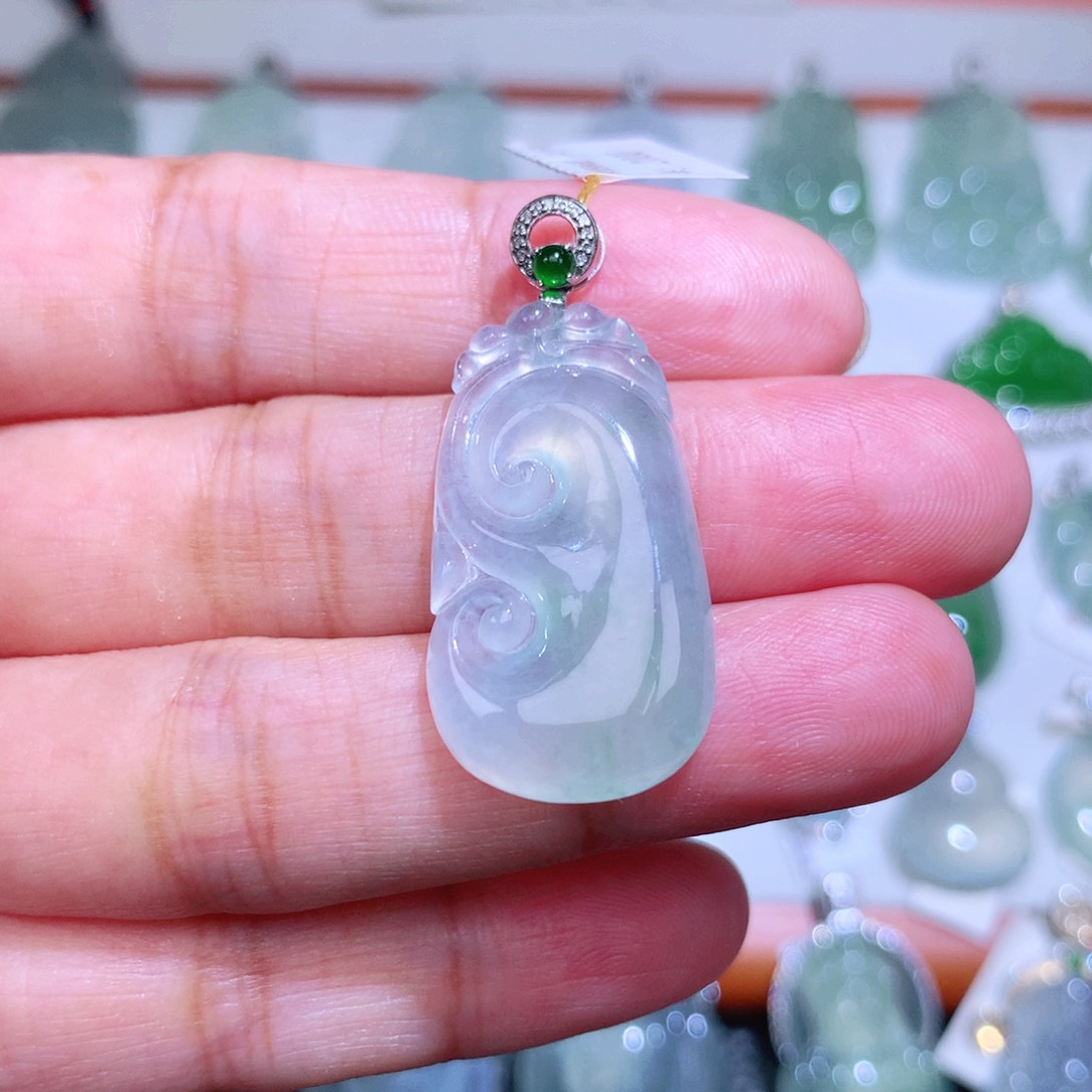 翡翠18K金镶嵌颈饰如意