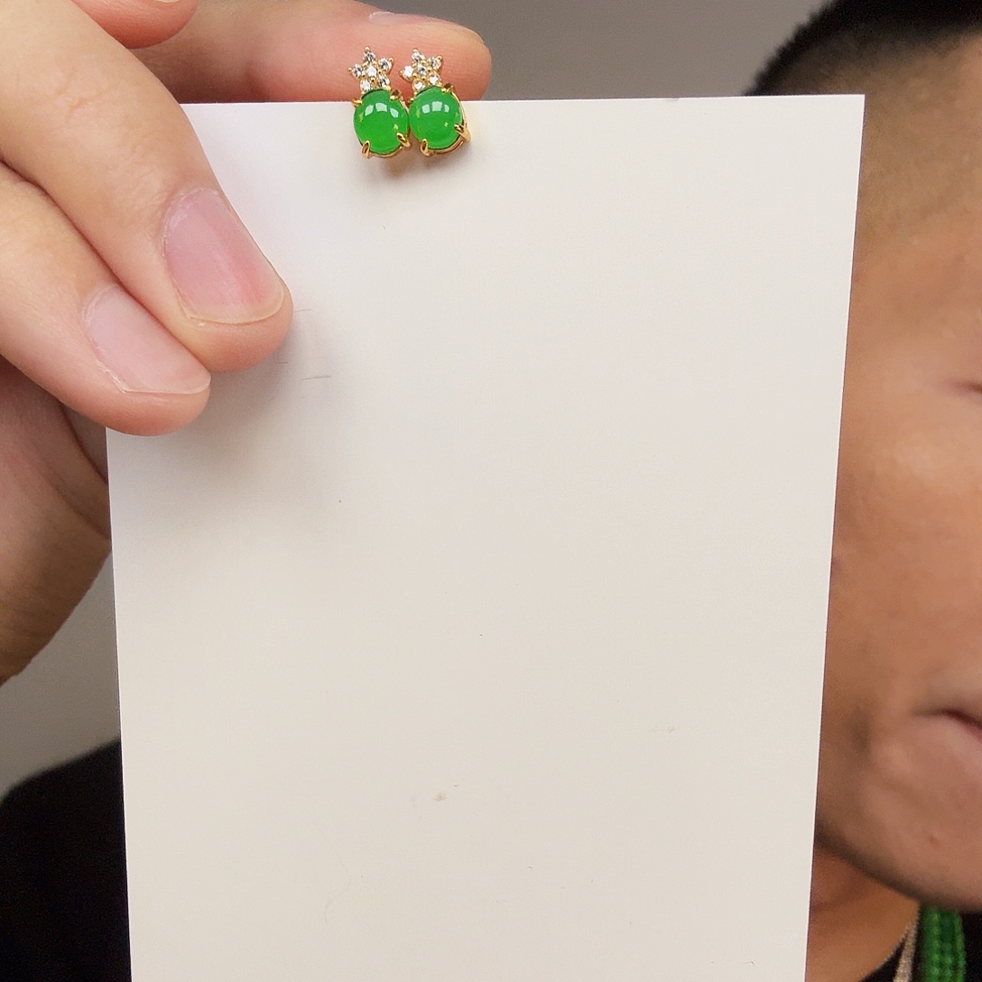 翡翠未镶嵌颈饰一对