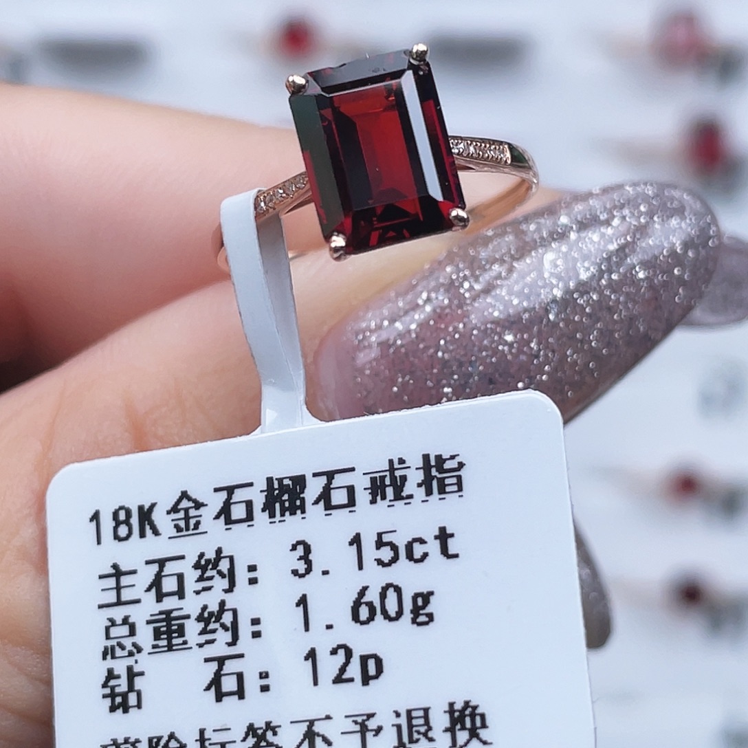 18K金镶嵌戒指石榴石