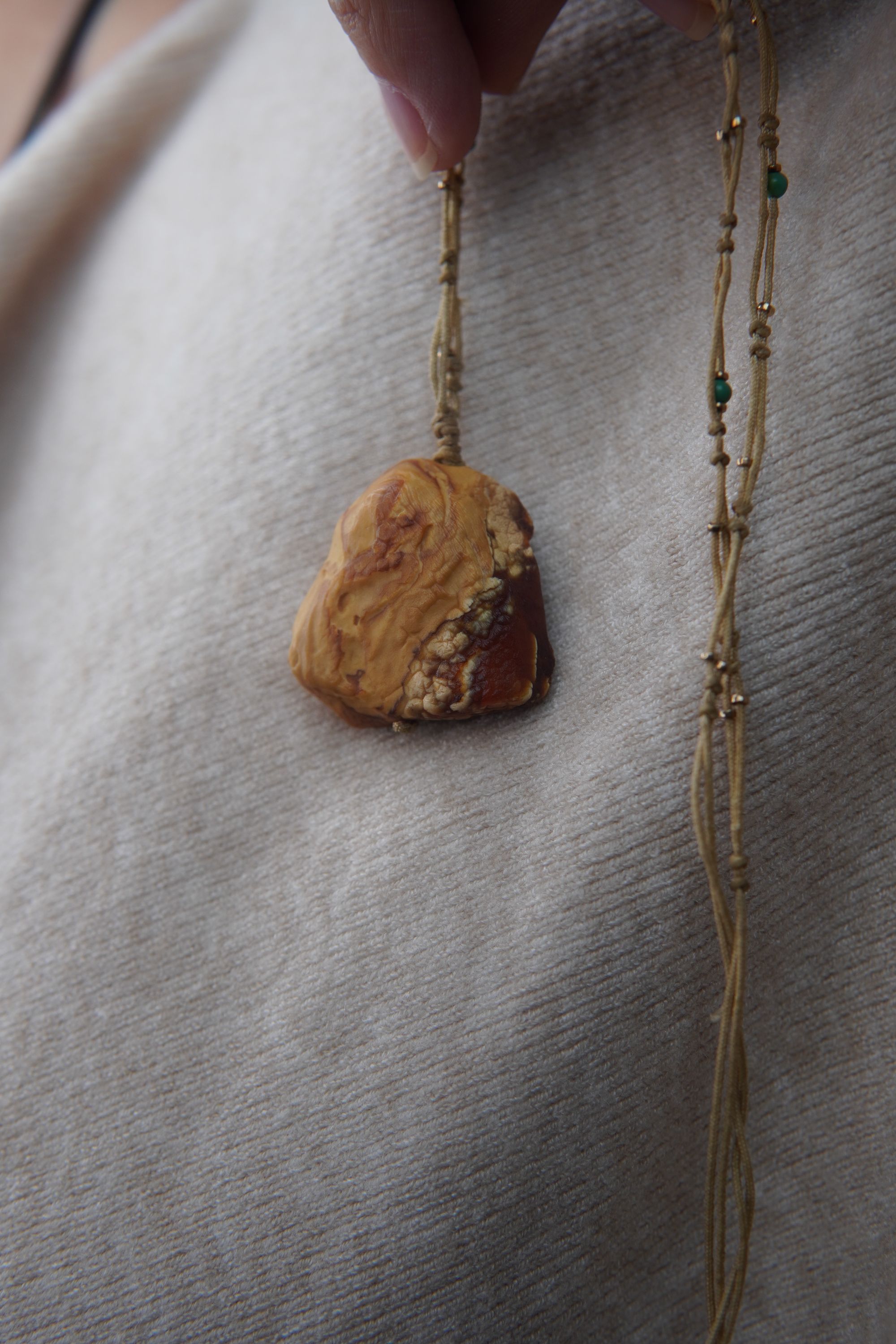 琥珀蜜蜡方块吊坠