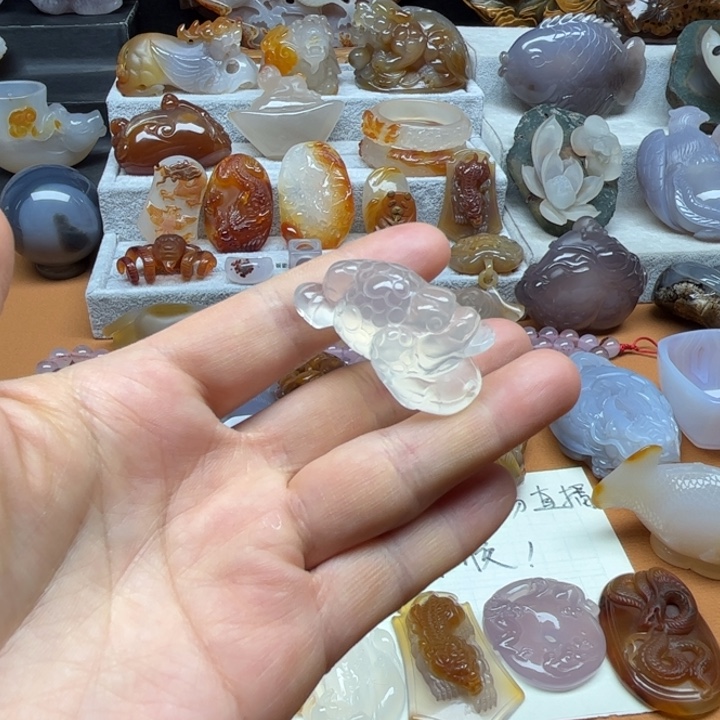 关***冒玛瑙/玉髓未镶嵌珠宝奇石