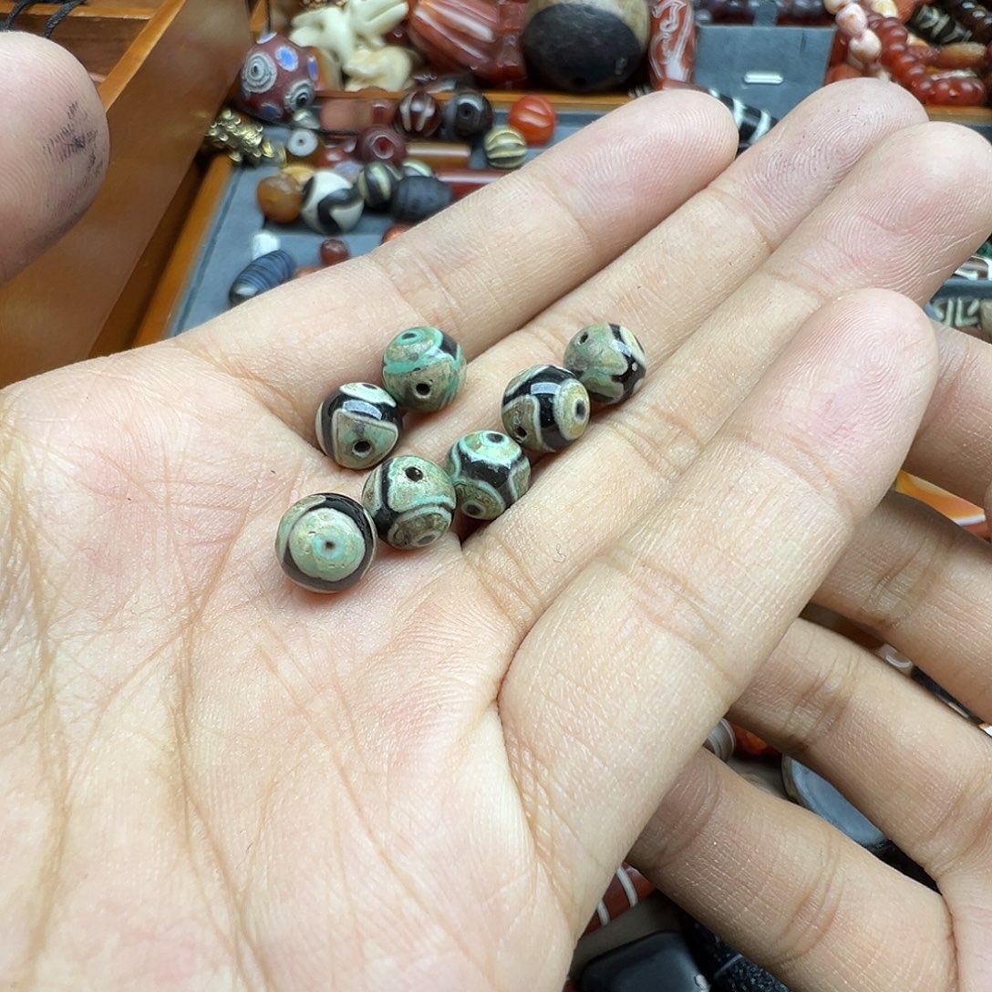 用***8玛瑙/玉髓未镶嵌珠宝半成品