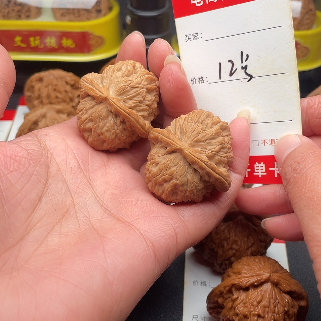 文玩核桃吊坠白狮子40