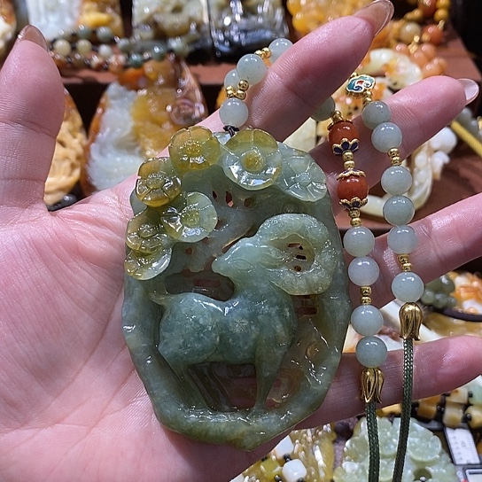 天***遥蛇纹石玉未镶嵌颈饰