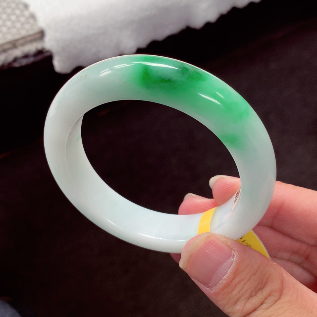 翡翠手镯未镶嵌缅甸