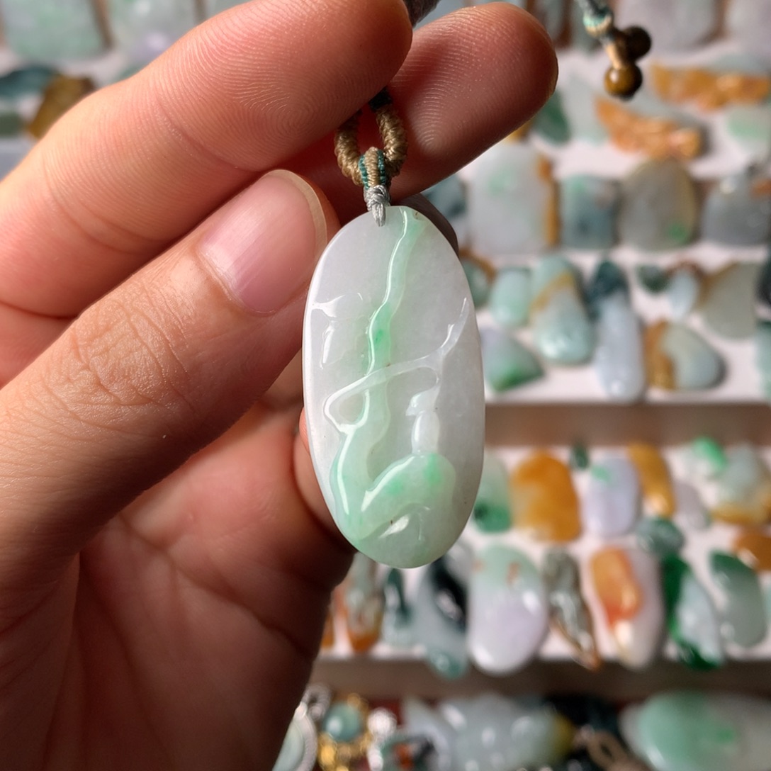 翡翠未镶嵌颈饰喜上眉梢