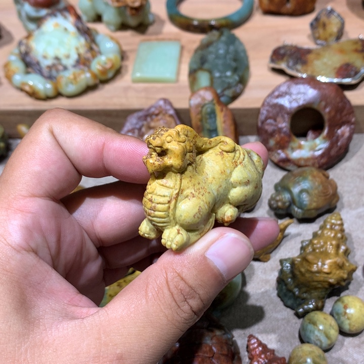 未镶嵌岫岩河磨玉（透闪石质玉）把件