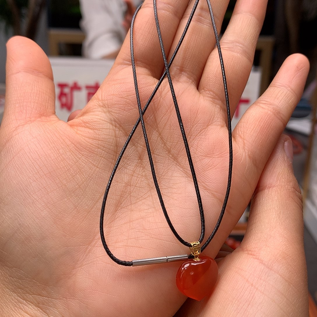 南红玛瑙冰红爱心吊坠18K金镶嵌孙*潼