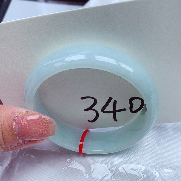 翡翠手镯未镶嵌翡翠