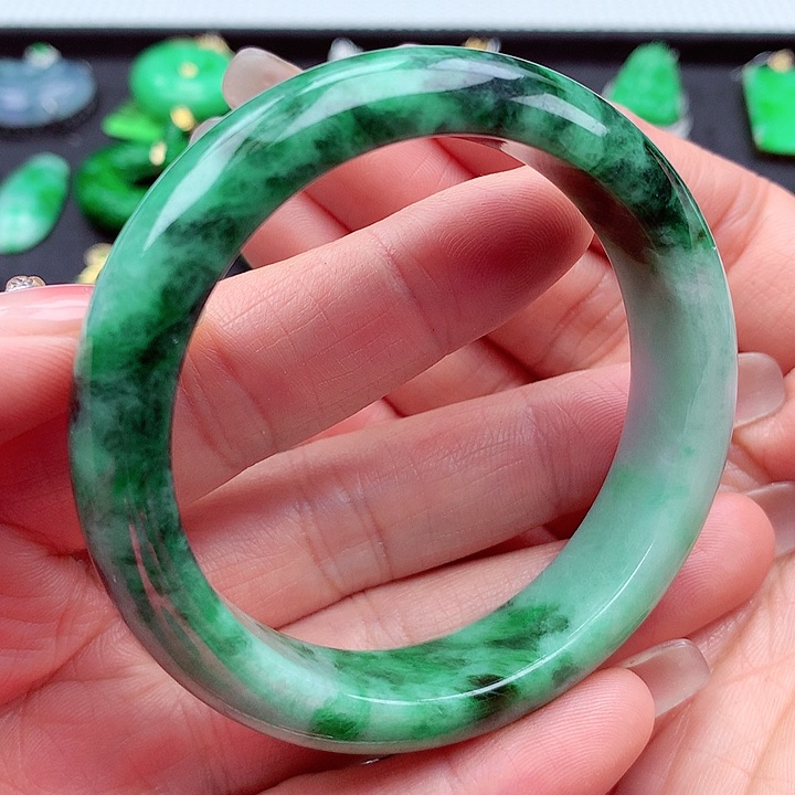 翡翠手镯未镶嵌翡翠