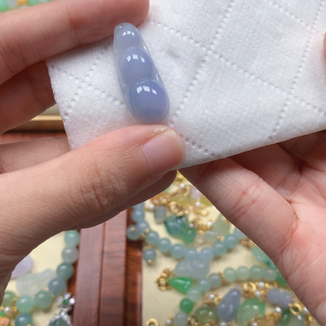 翡翠未镶嵌颈饰是