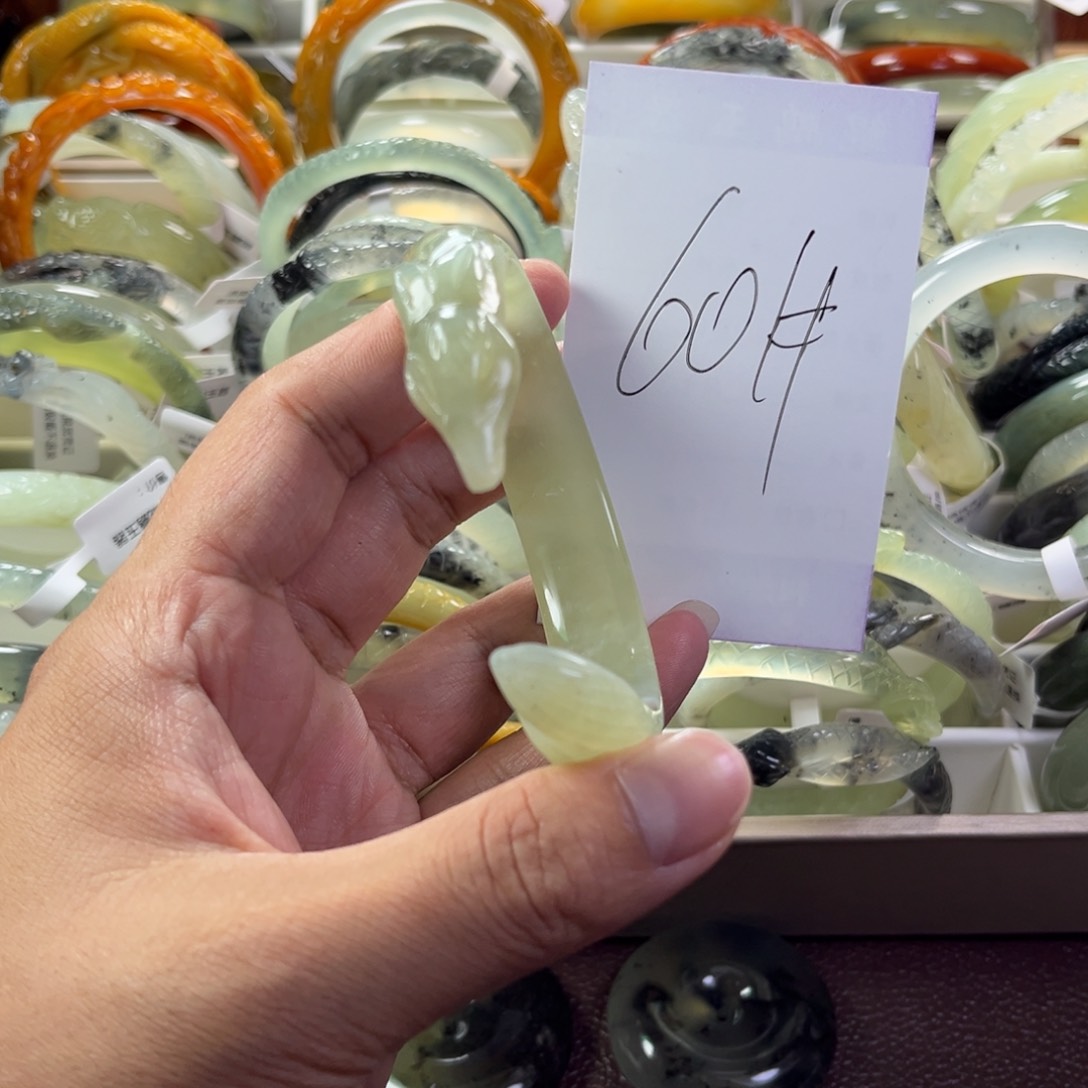 蛇纹石玉手镯未镶嵌