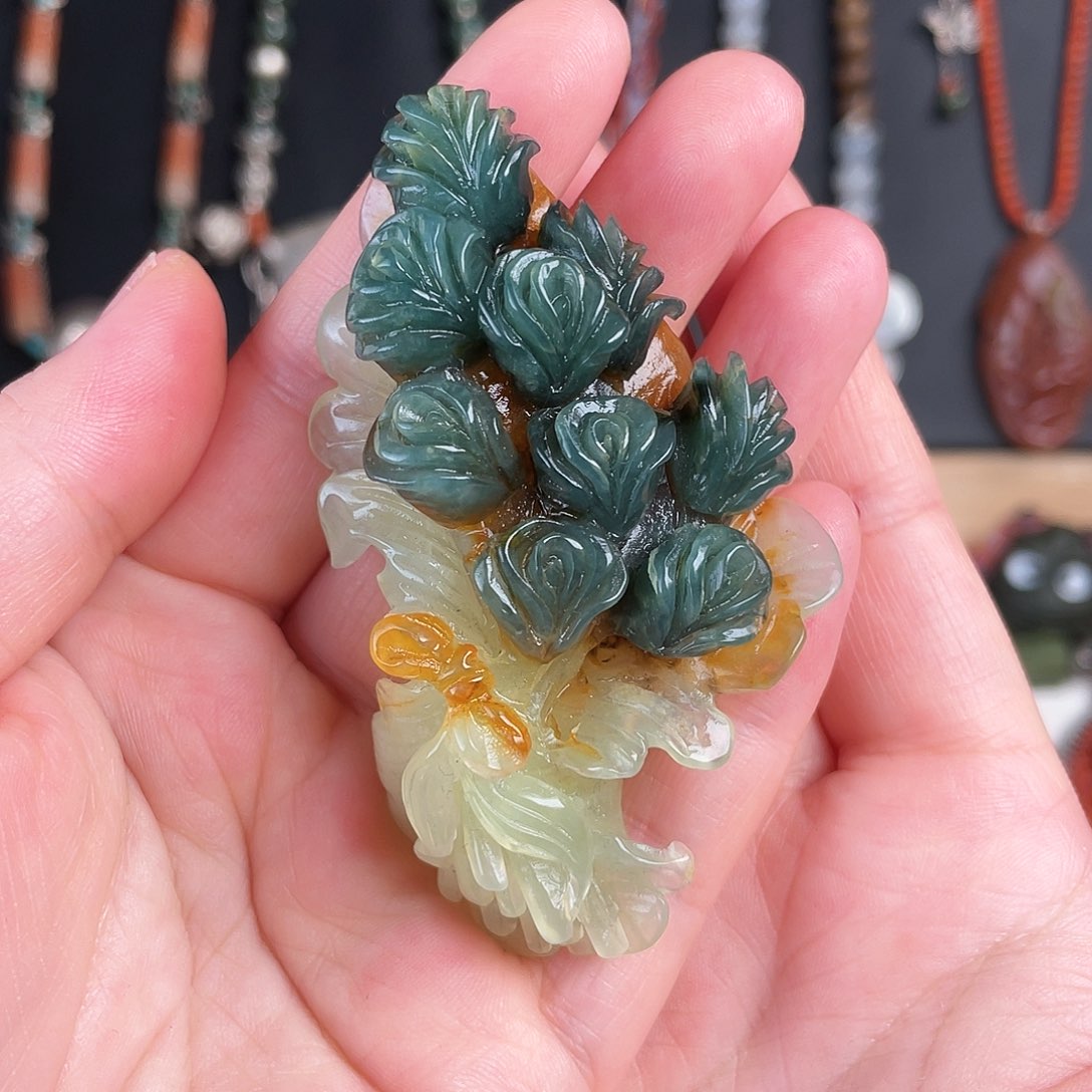 蛇纹石玉颈饰未镶嵌