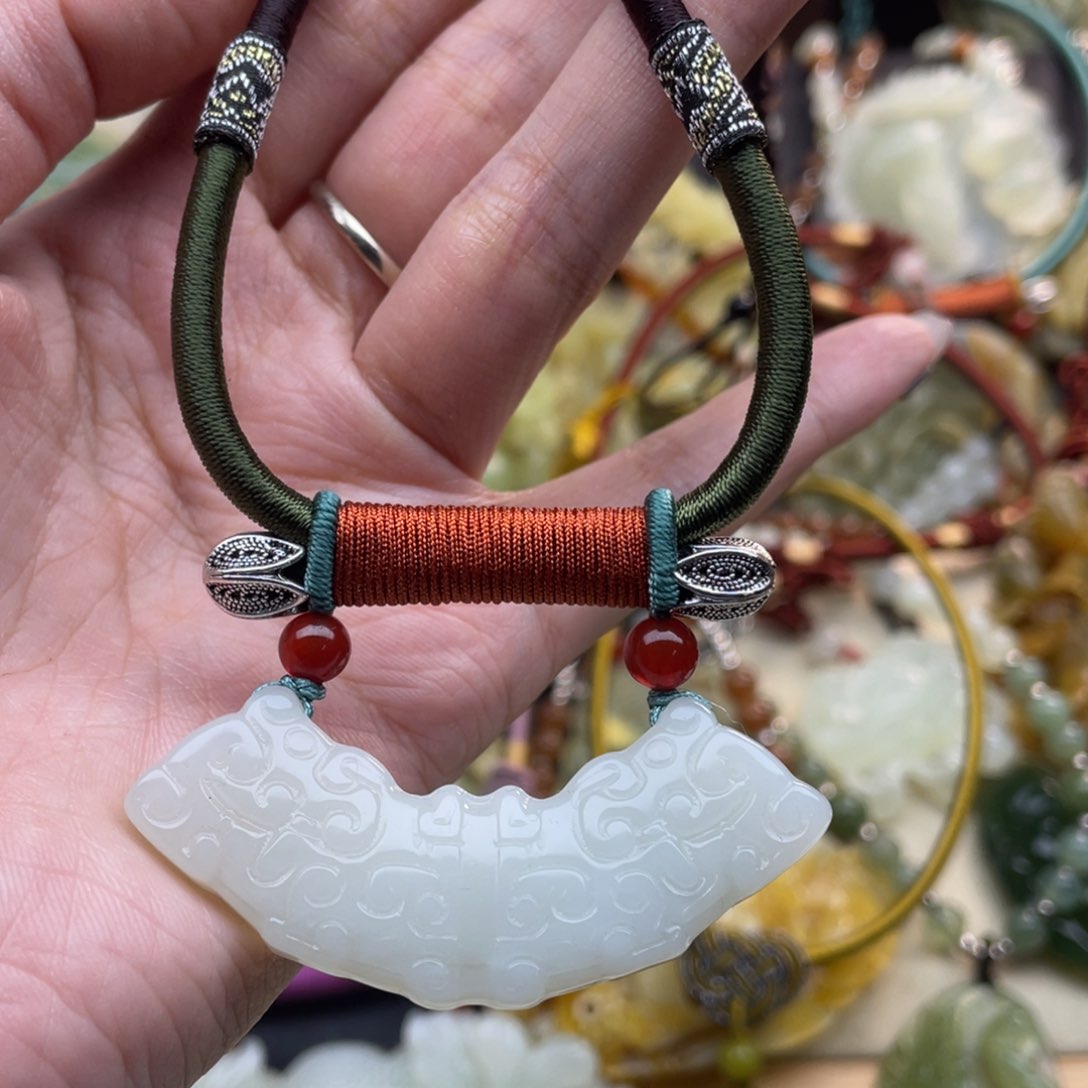 蛇纹石玉颈饰未镶嵌