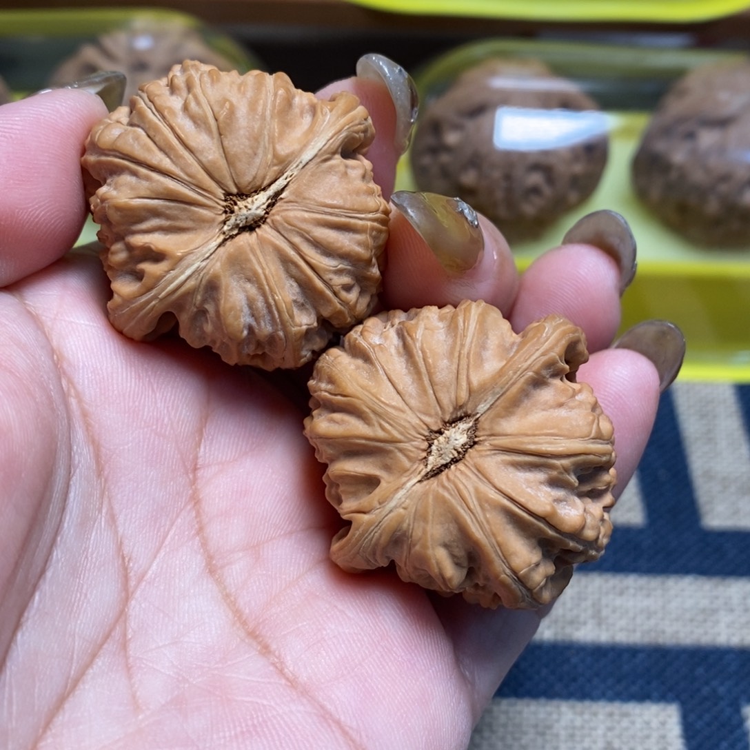 文玩核桃吊坠白狮子