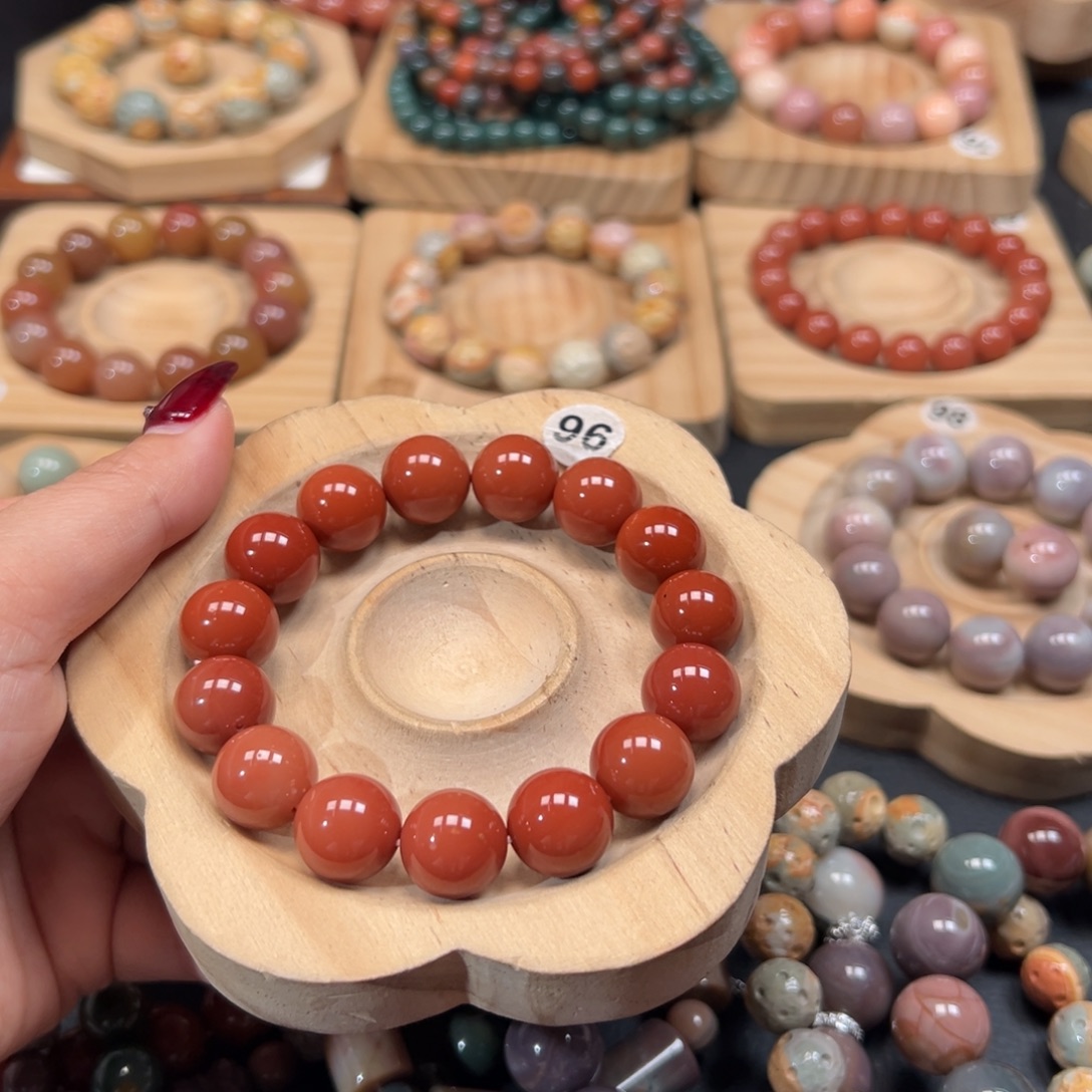 鱼****石英质玉未镶嵌手链159