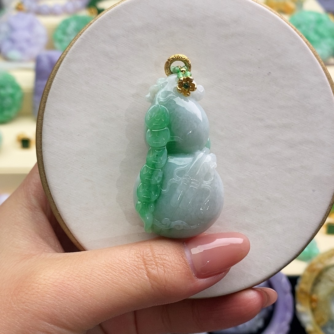 翡翠未镶嵌吊坠(赠链)