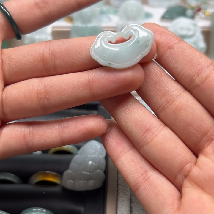 翡翠未镶嵌颈饰祥云锁