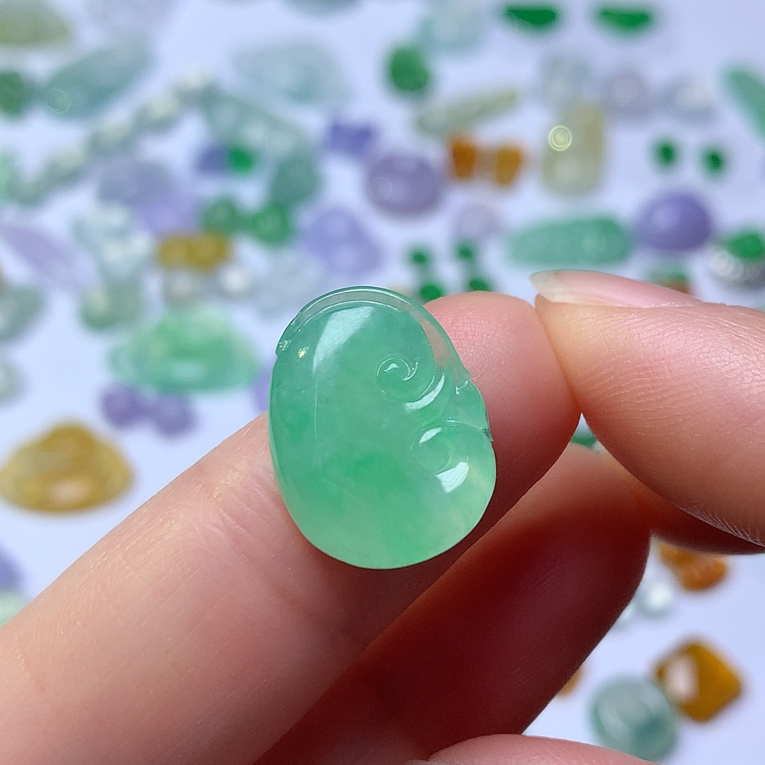 翡翠未镶嵌颈饰如意