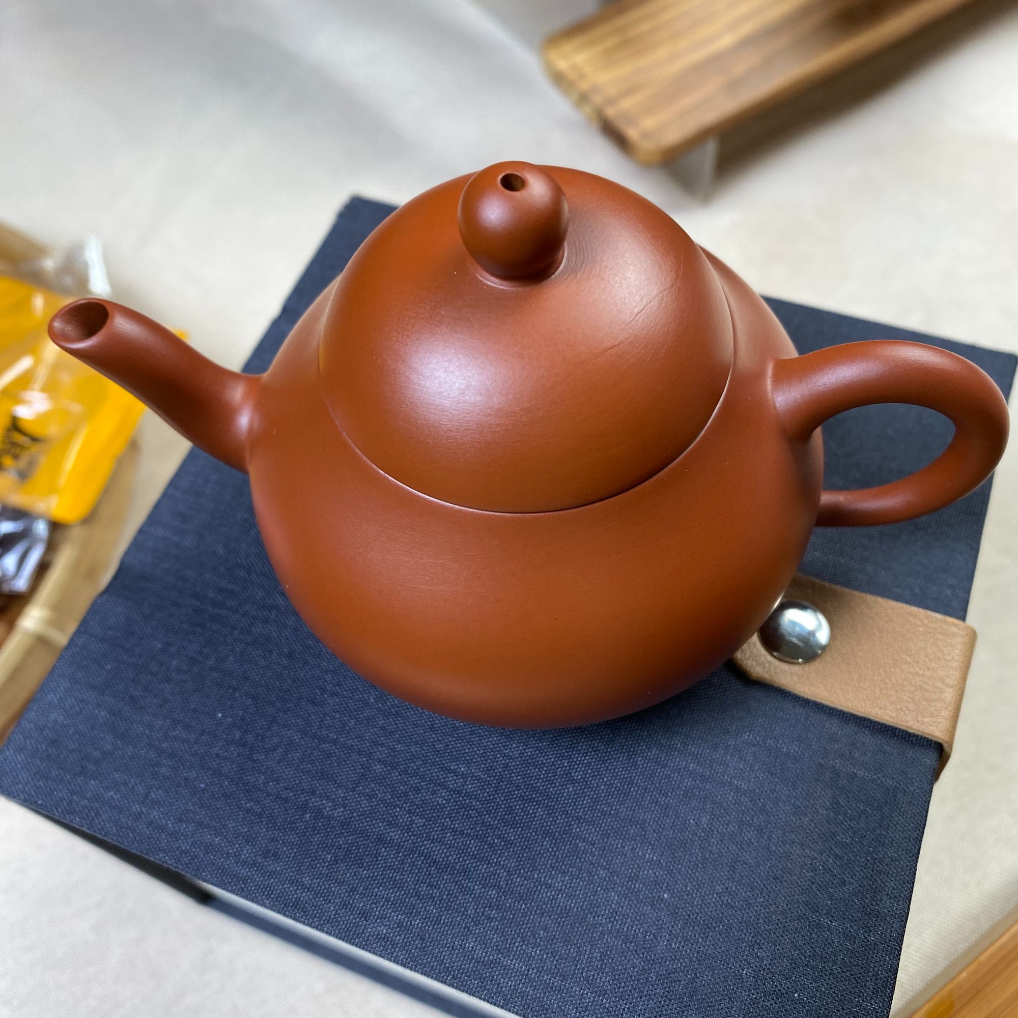 潮州朱泥壶手拉壶半手工 弯嘴梨壶130毫升 壶底微瑕 介意勿拍！
