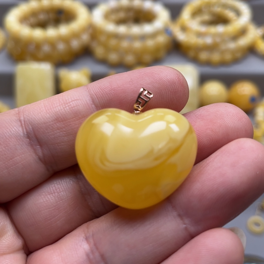 琥珀18K金镶嵌颈饰吊坠