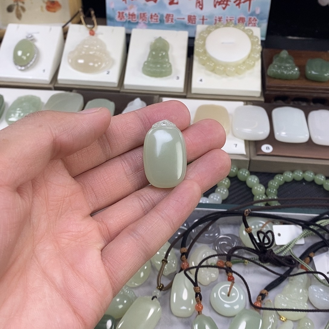 简***单和田玉未镶嵌颈饰