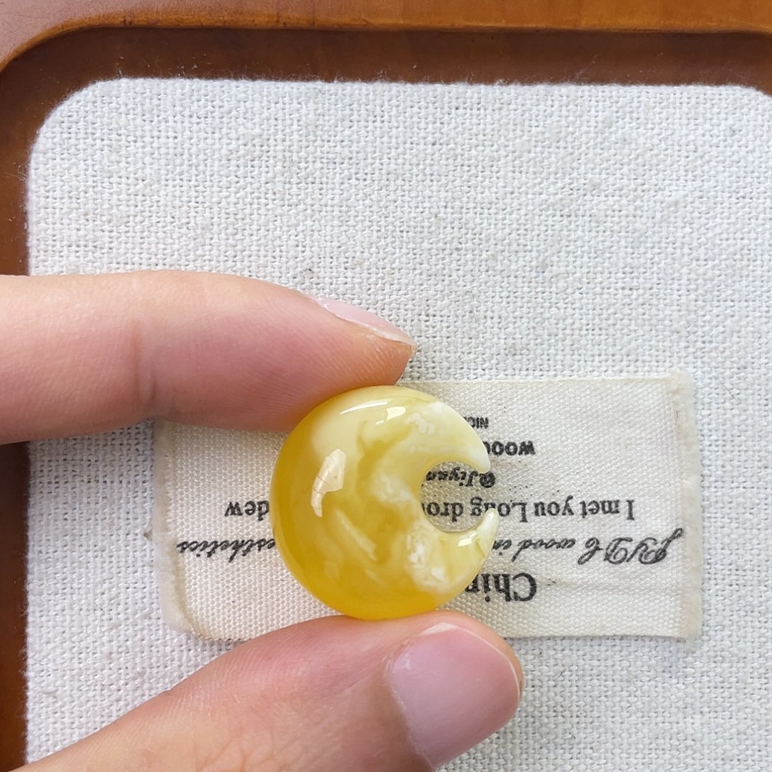未镶嵌琥珀珠宝奇石月亮