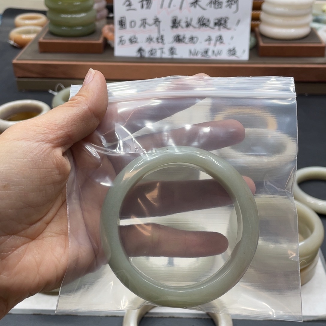 柚****未镶嵌手镯石英质玉