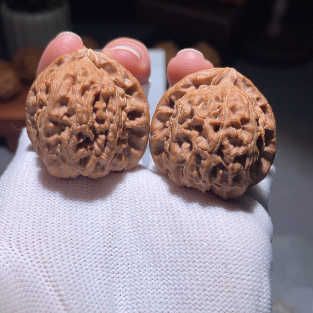 文玩核桃吊坠三角白36。38。5199