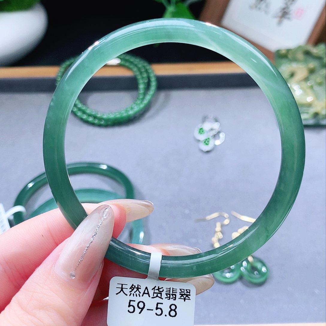 翡翠手镯（圆镯）未镶嵌