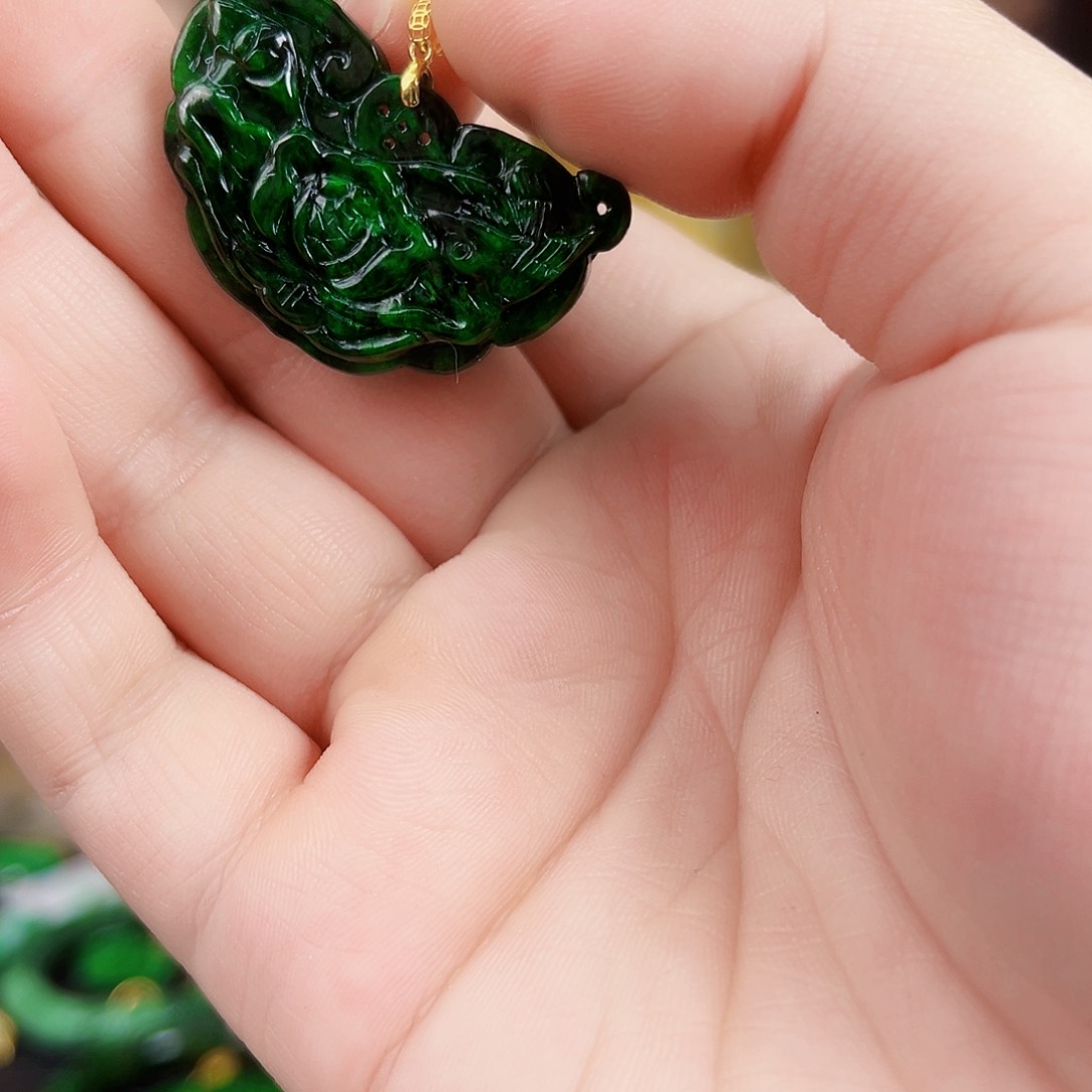 翡翠颈饰18K金镶嵌吊坠