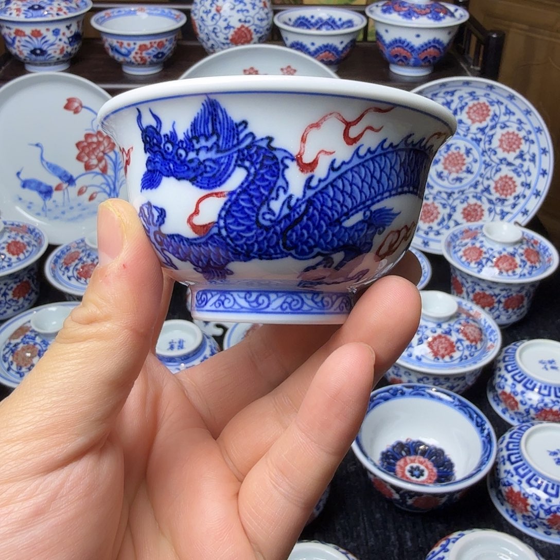 青花釉里红龙纹压手杯活动款