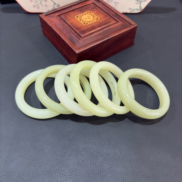 新疆若羌黄口料手镯新中式送礼物多样性发一