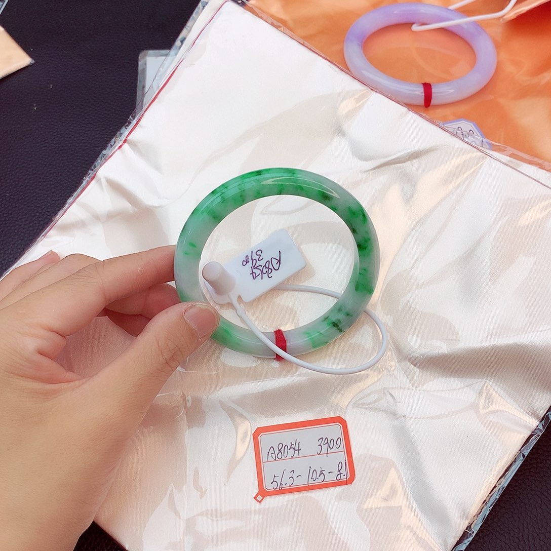 翡翠手镯未镶嵌翡翠