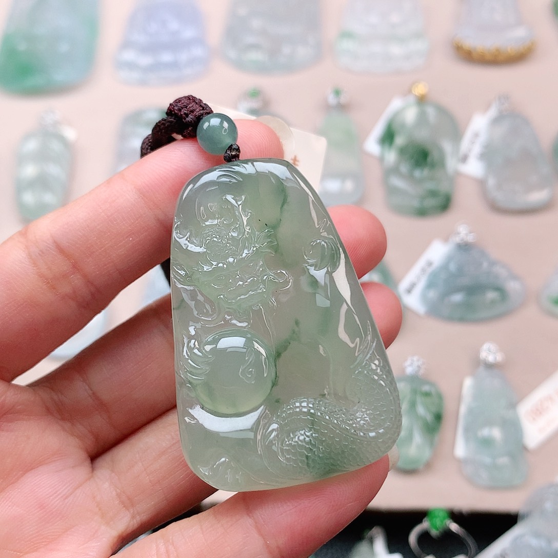 翡翠颈饰未镶嵌龙牌