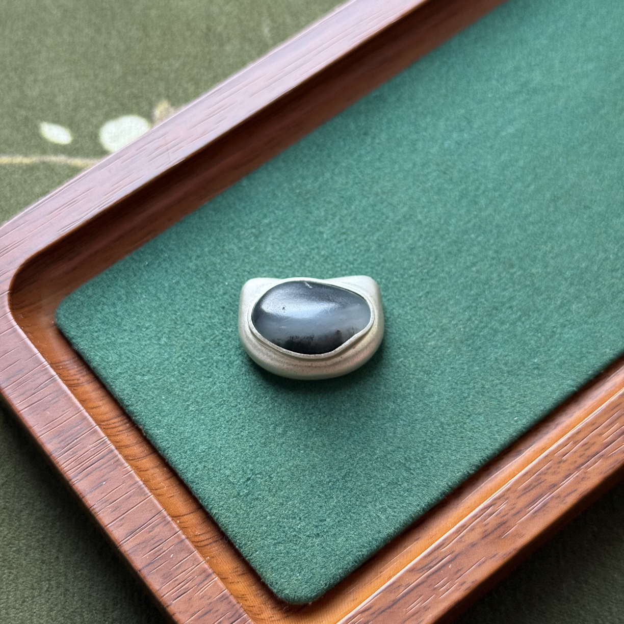 和田玉青花银镶猫头吊坠