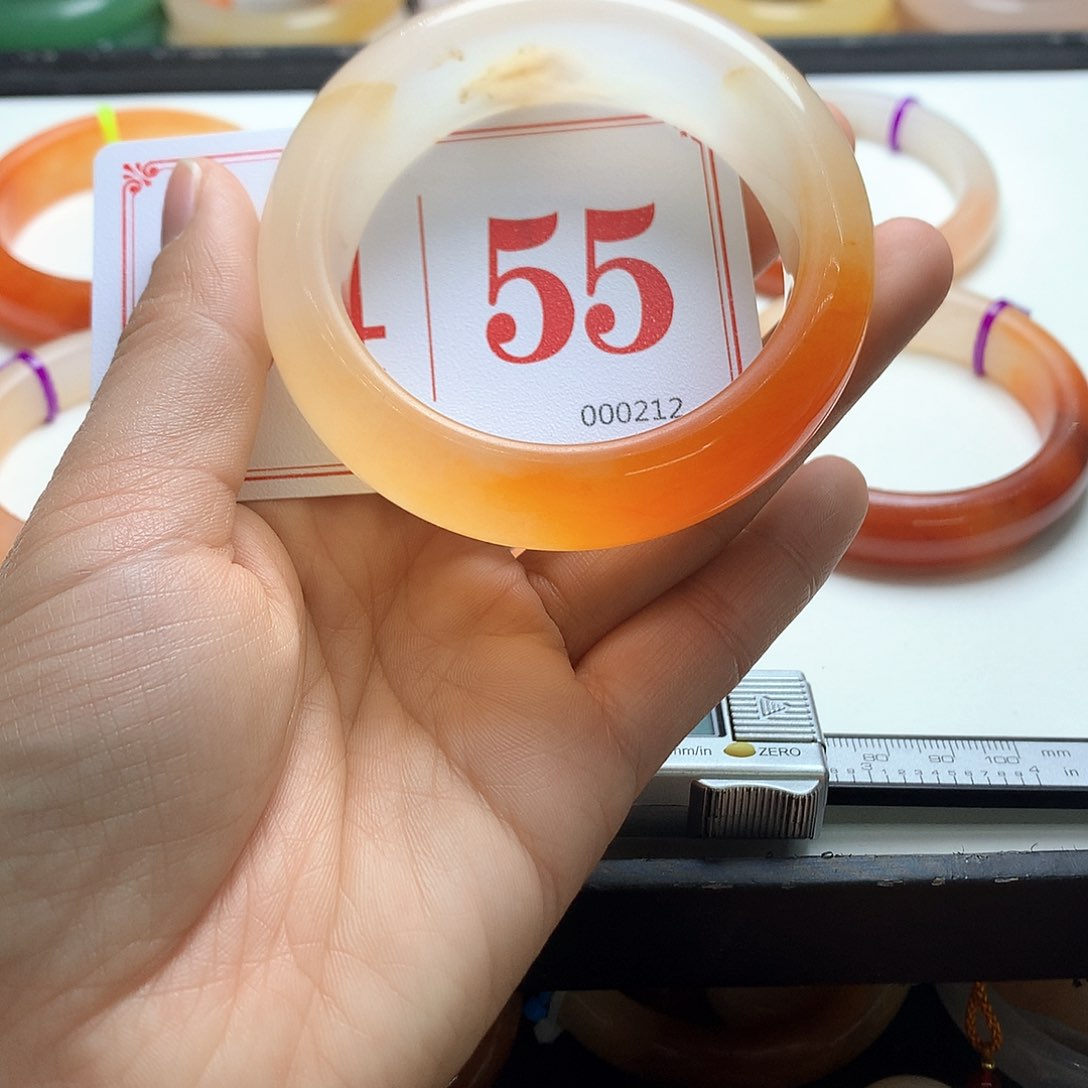 未镶嵌石英质玉（黄龙玉）手镯萨*亚