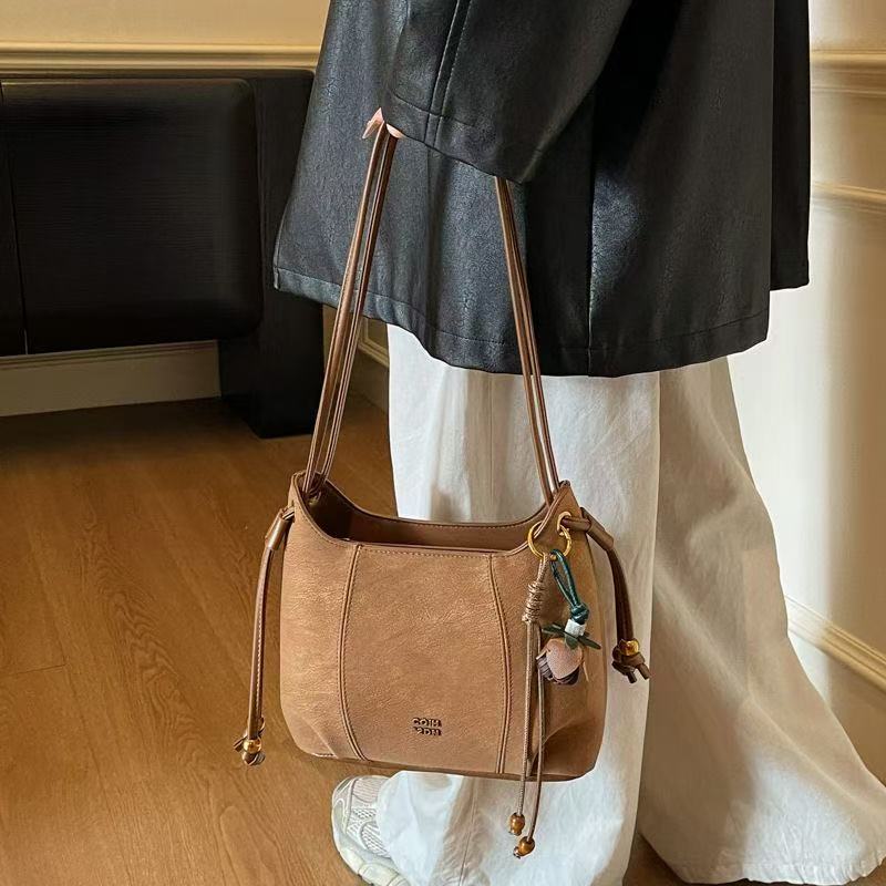 【阿芳专属】耐磨一体款纯色水桶包磨砂斜挎包小众休闲百搭