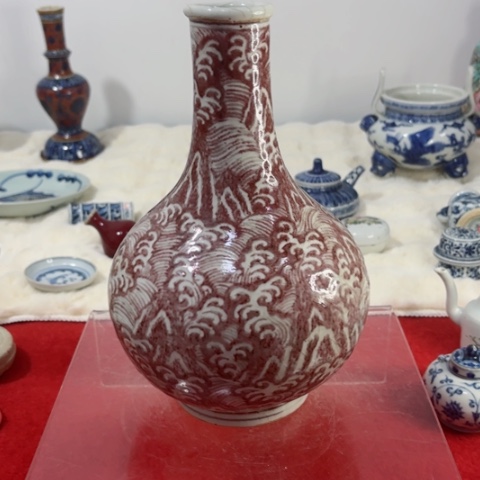 笑**间一个釉里红小天球瓶