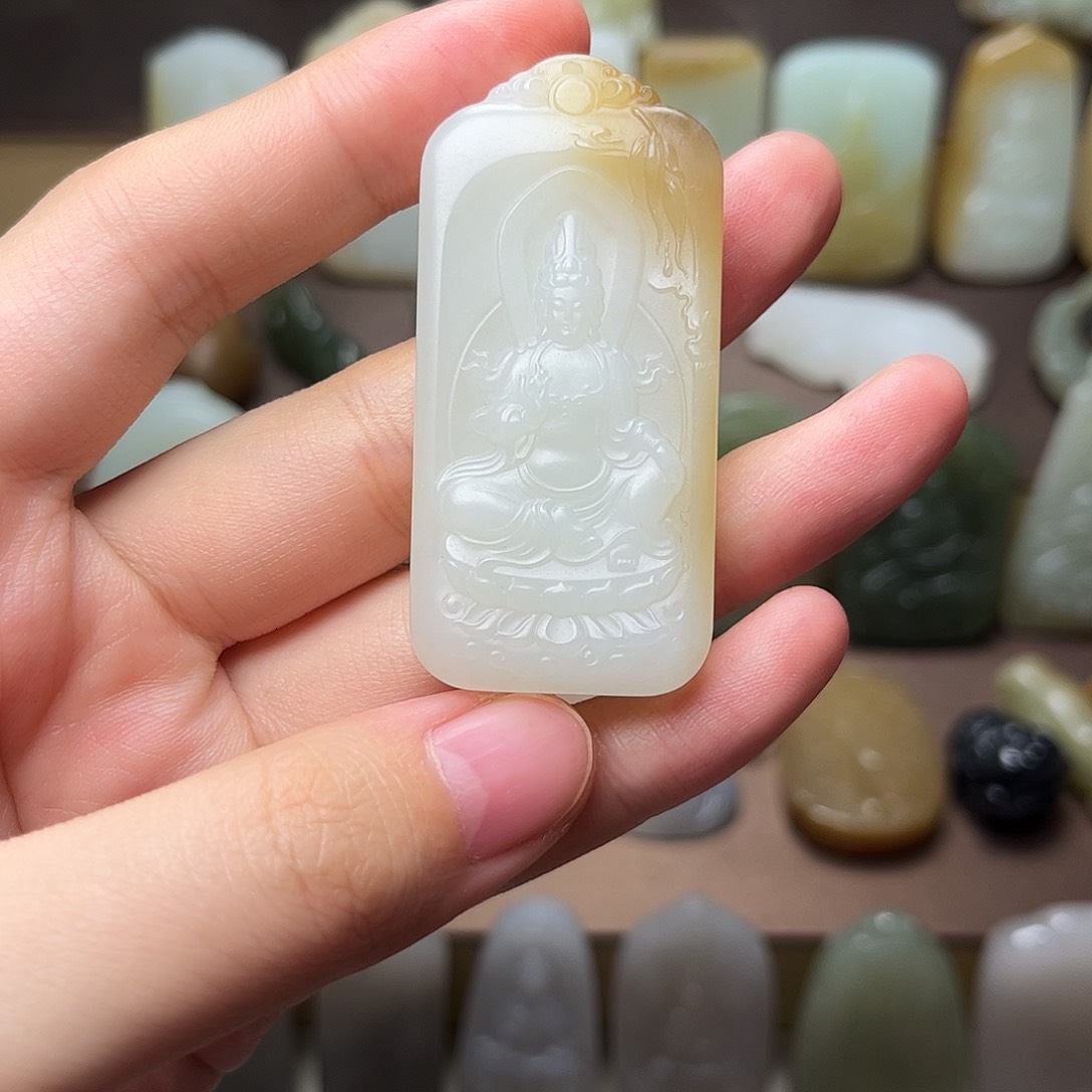 和田玉颈饰未镶嵌果**族